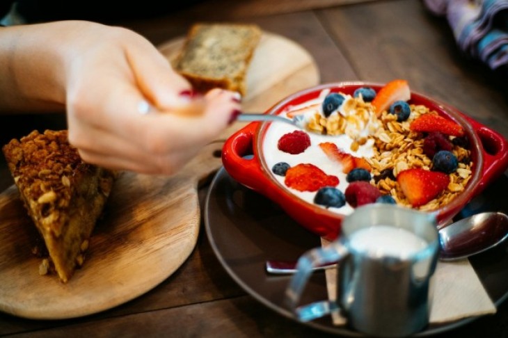 Zašto pogrešno procenjujemo koliko jedemo