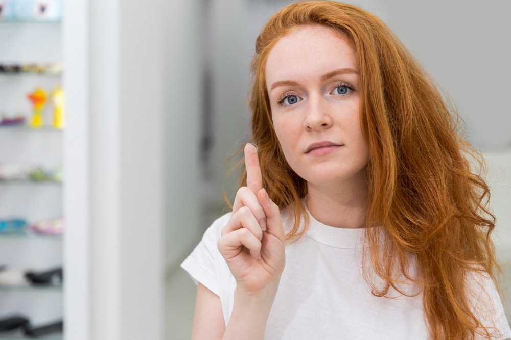 Žena se gleda u ogledalu