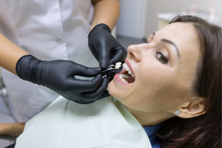 Devojka kod zubara radi bezmetalne krunice.
