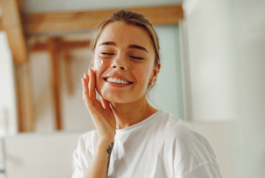 Devojka koristi serum za lice