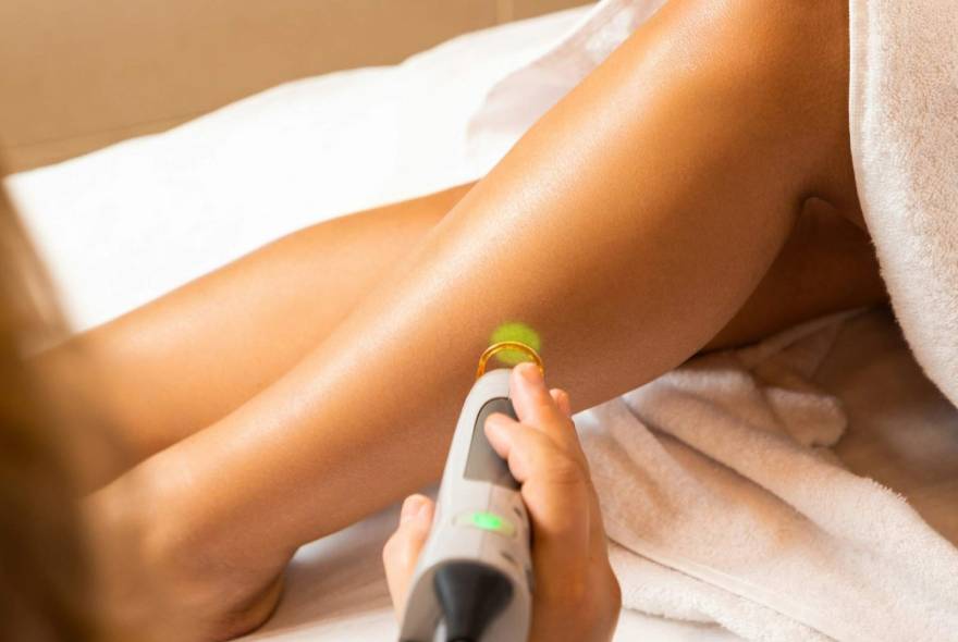 Žena dobija estetski tretman na nozi