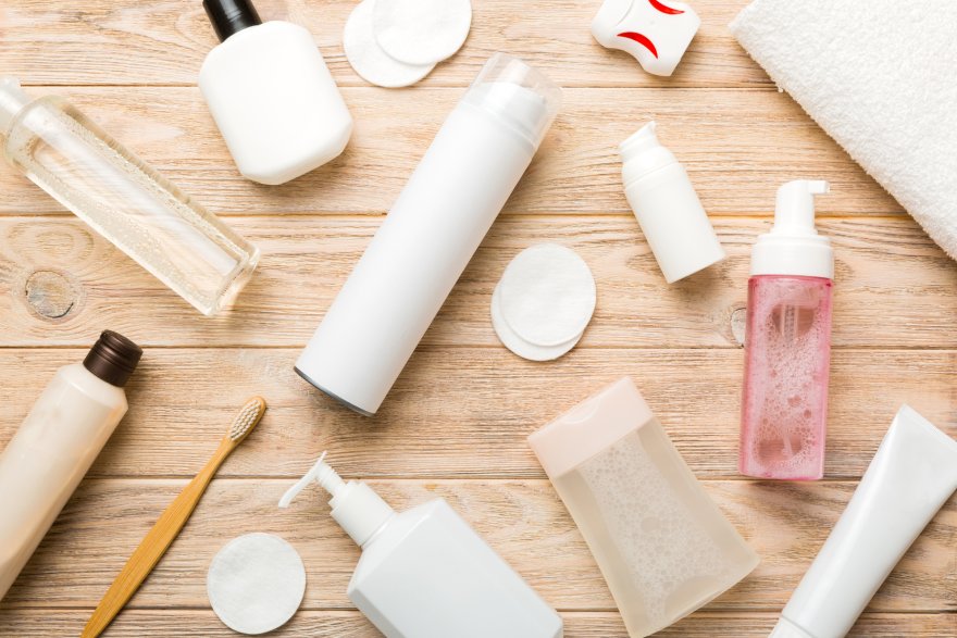 Razne flašice kozmetike