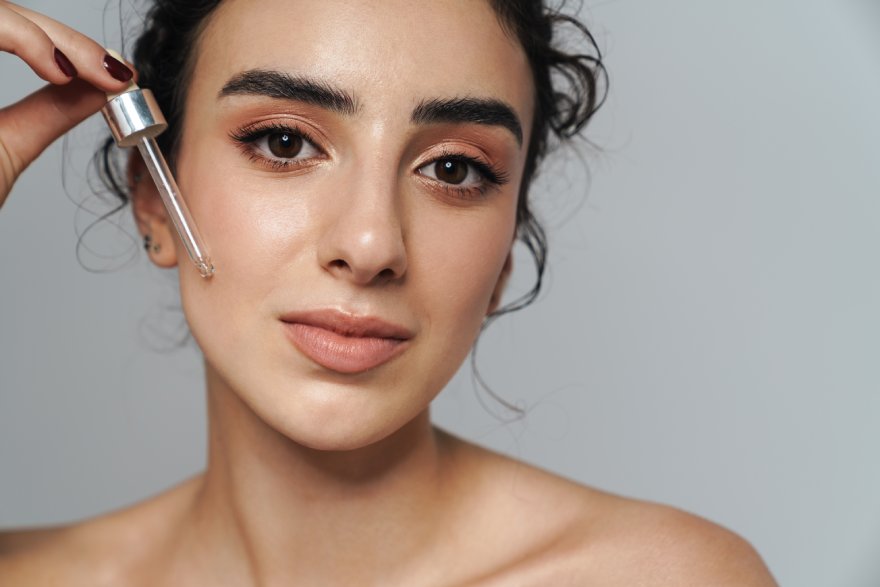 Devojka stavlja retinol na lice